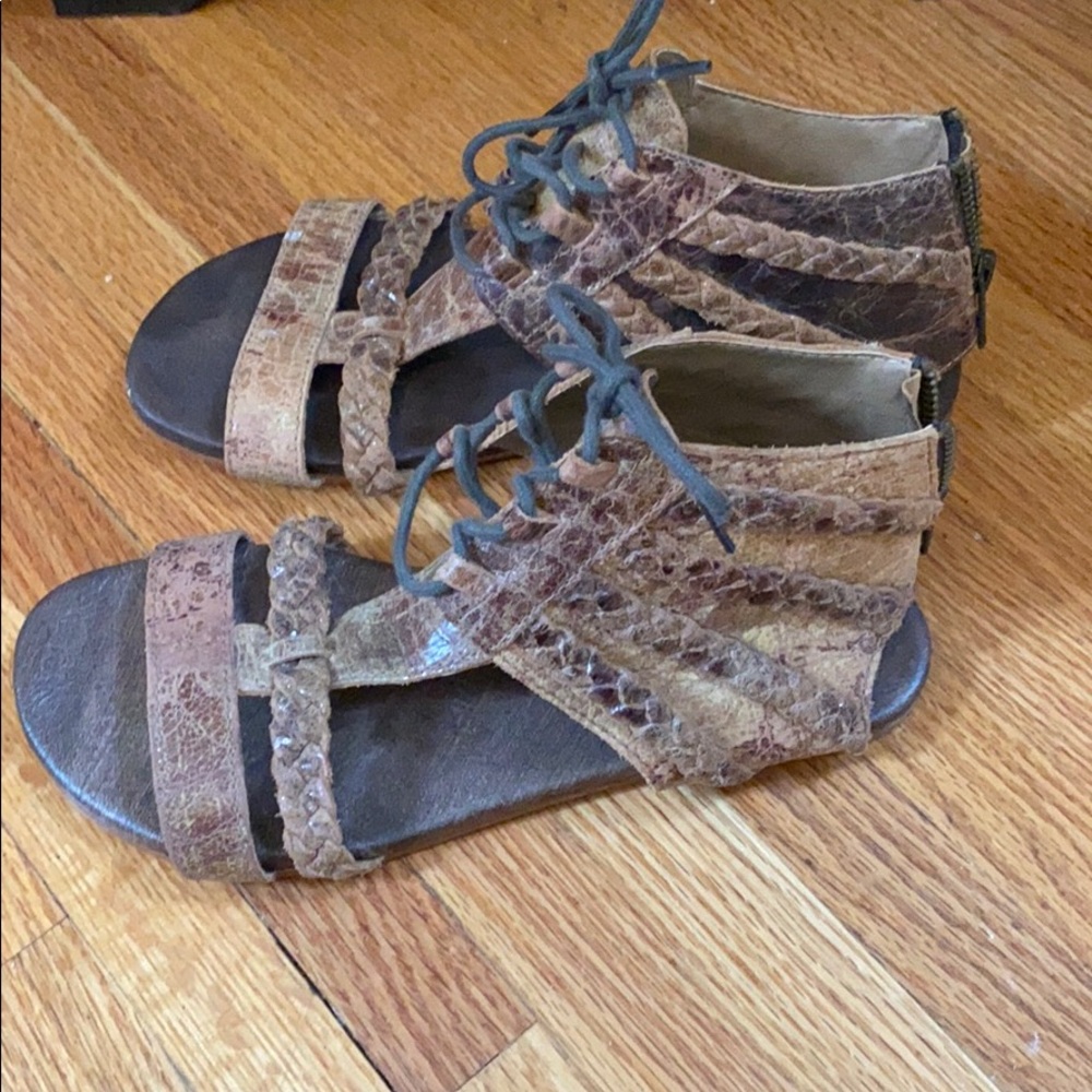 Roan by Bed|Stu sandals